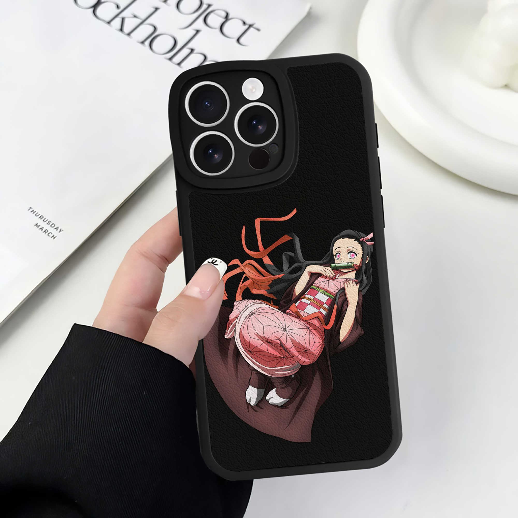 （画像用） 鬼滅の刃（きめつのやいば）竈門 禰󠄀豆子／かまど ねずこ Kamado Nezuko 【iPhone 16シリーズ対応】シリコンスマホケース（レザー調） 材質：シリコン
